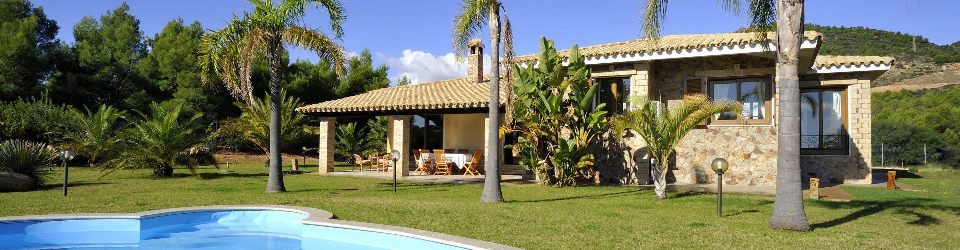 Villa Il Palmeto | Pool with a view towards the villa Pool with a view towards the villa