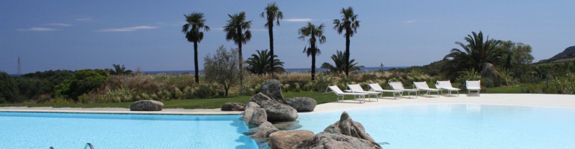 Big shared pool divided into shallow and deep part by granite rocks