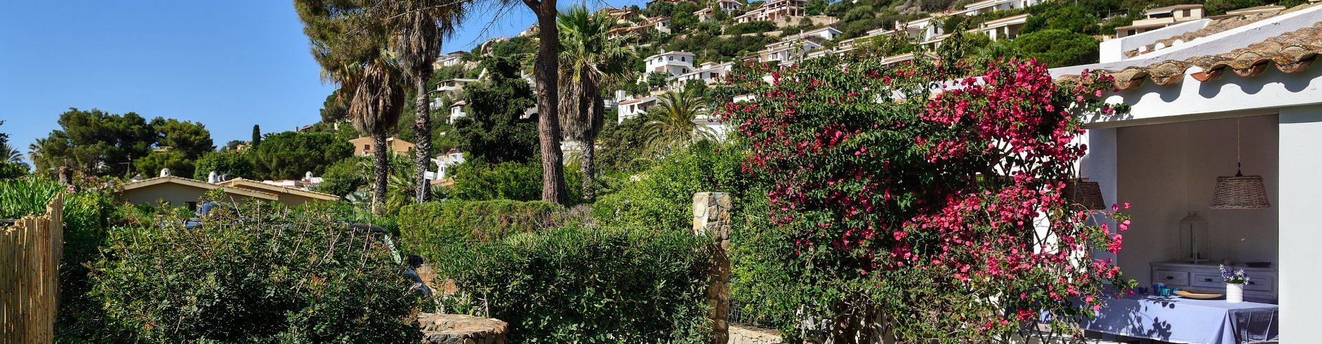 Villa Chiara | Well groomed and beautiful garden of Villa Chiara Well groomed and beautiful garden of Villa Chiara
