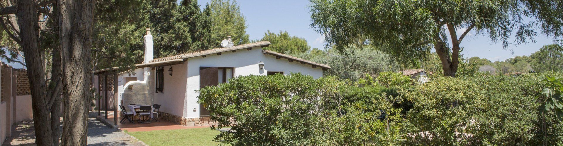Casa Su Faru 5 | Parking slot and the wide garden of the villa Parking slot and the wide garden of the villa