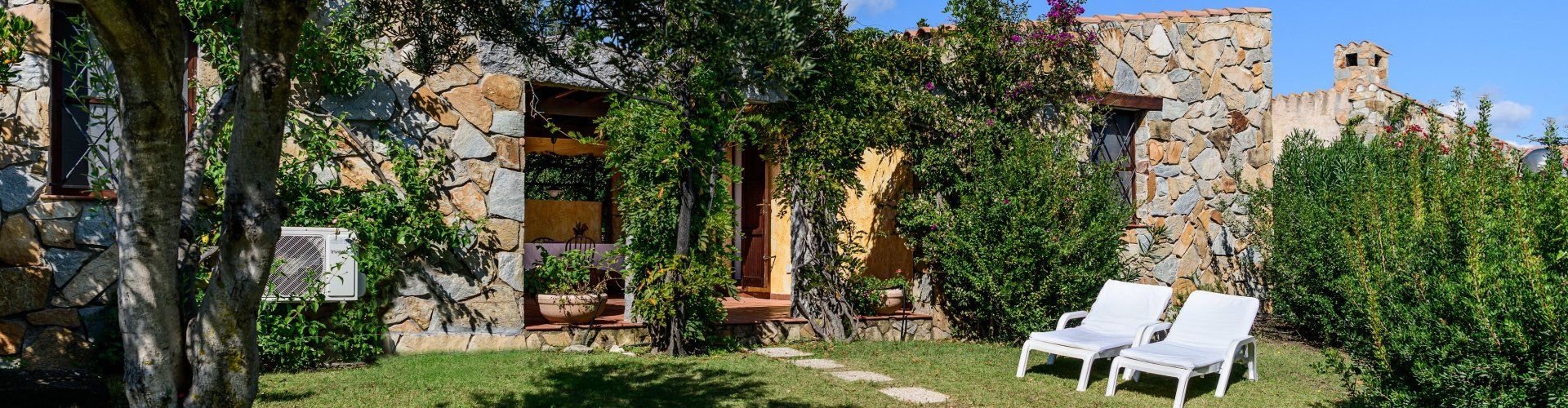 Casa Meloni 1 | Spacious garden with sunbeds Spacious garden with sunbeds Meloni 1 in Sant Elmo