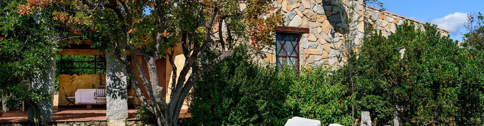 Casa Meloni 2 | Garden with sunbeds Meloni 2 in Sant Elmo Garden with sunbeds Meloni 2 in Sant Elmo