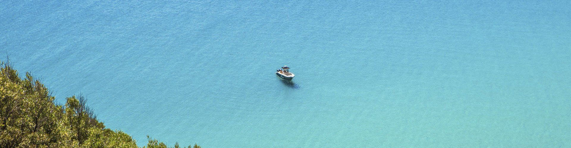 Crystal clear sea with rubber dingee, Torre delle Stelle