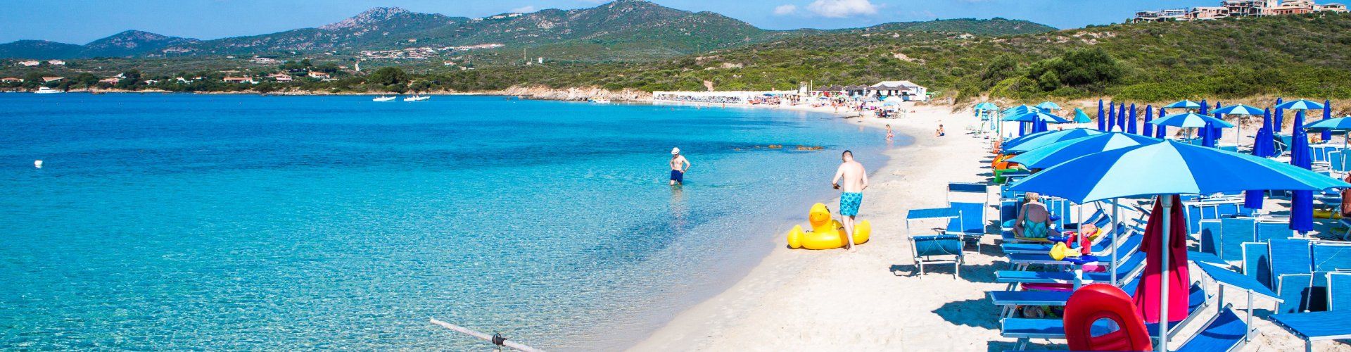 Sunbed- and ombrella rental on the white sandy beach of Golfo Aranci