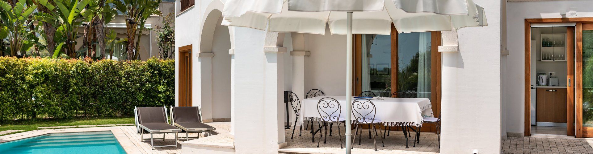 Villa del Campo | View of the house with pool, terrace and dining table View of the house with pool, terrace and dining table