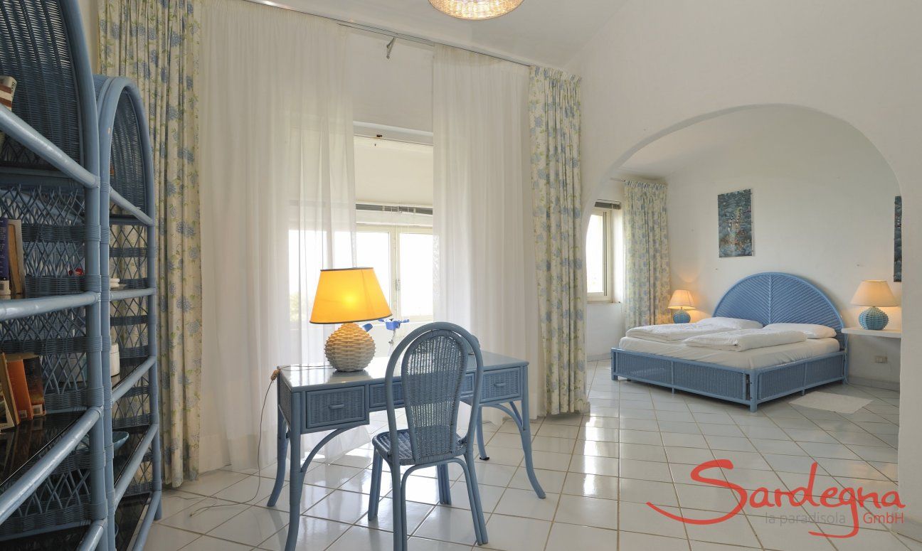 Villa Bella | Bedroom 1 with desk and bookshelf Bedroom