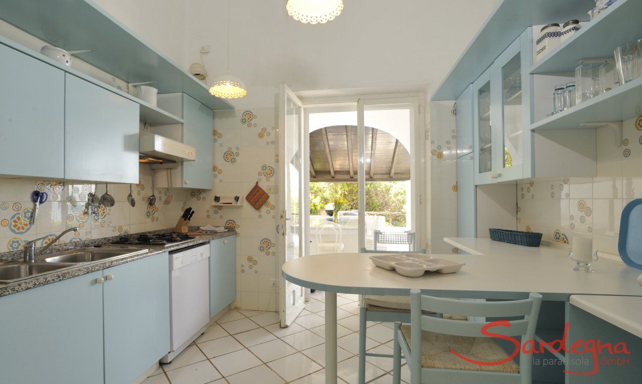 Villa Bella | Fully equipped kitchen with dishwasher, fridge, gas stove and oven Fully equipped kitchen with door to the terrace Villa Belle, Torre delle Stelle