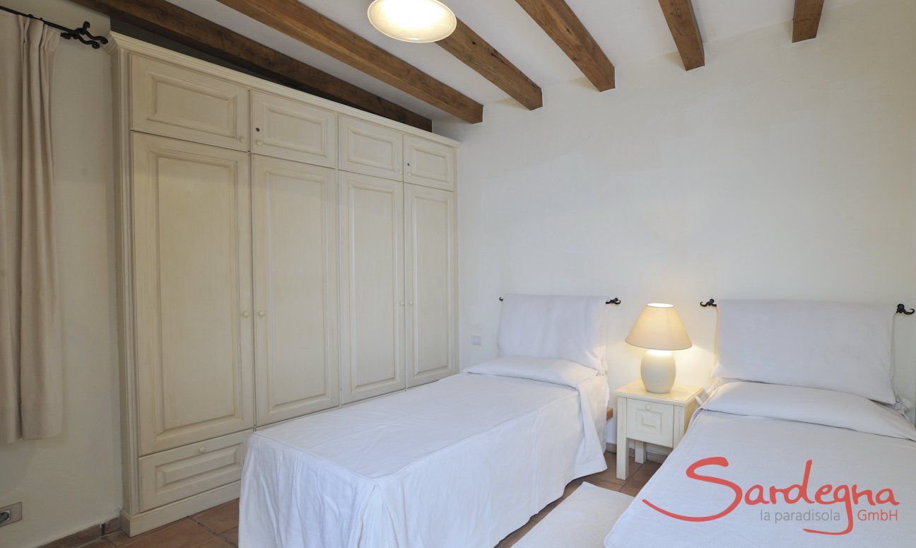 Villa Domus 17 | Bedroom 1 with two single beds on the ground floor Bedroom 1 with two single beds and storage space