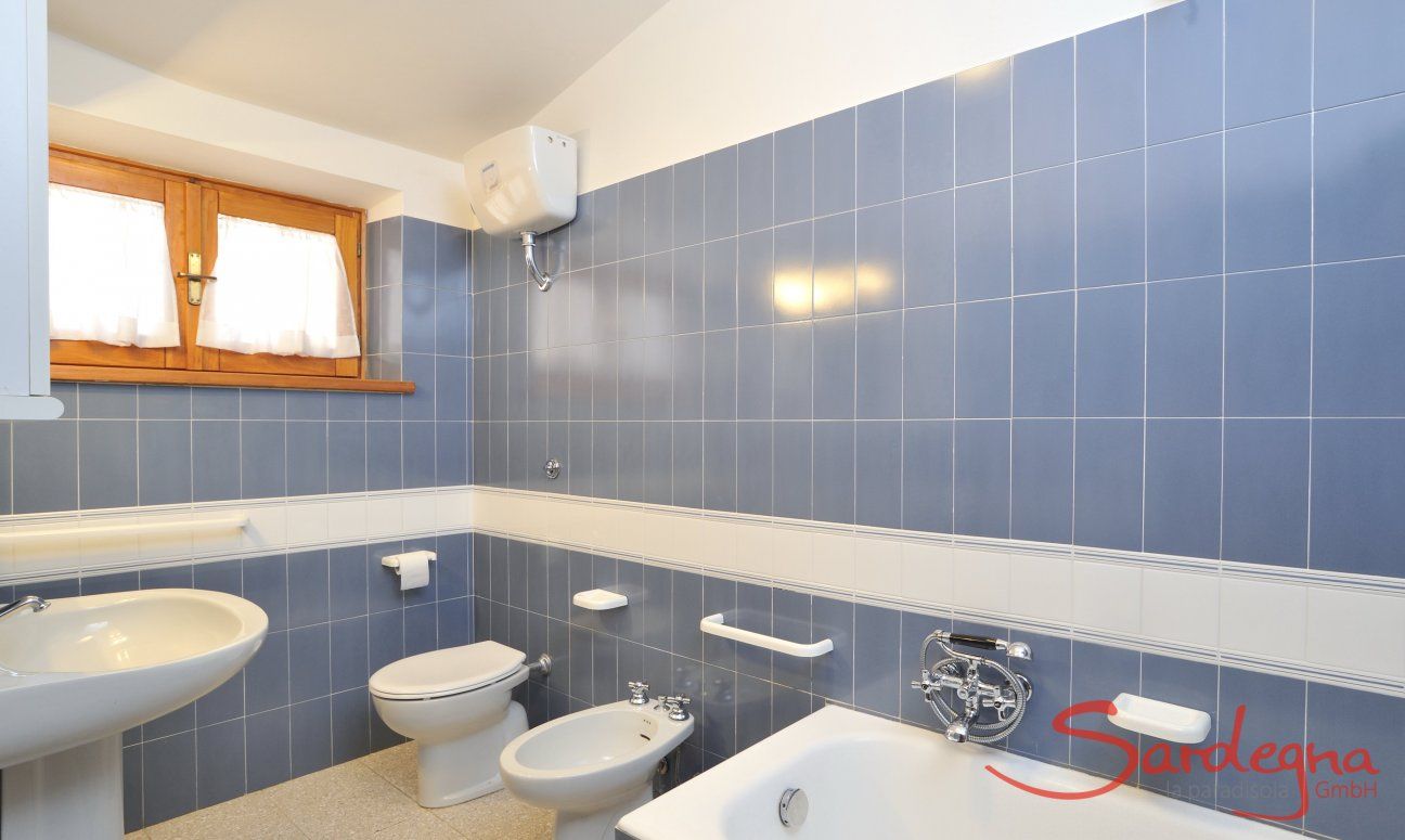 Villa Massimo | Bathroom 1 with bathtube and bidet Bathroom