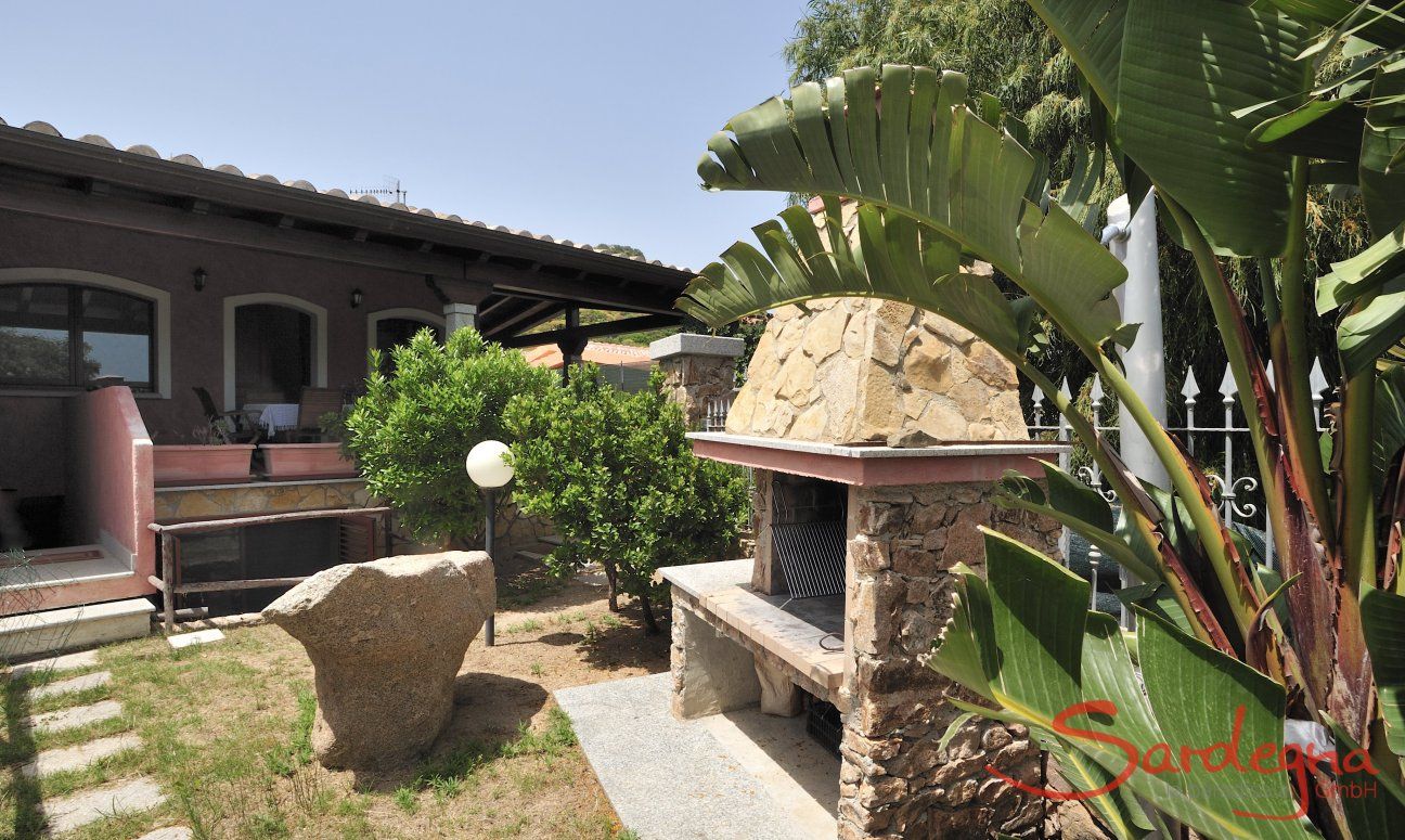 Villa Le Ginestre 2 | Front of the house with BBQ in the garden Le Ginetre 1