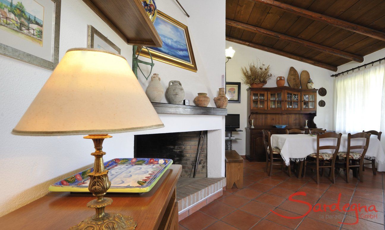 Villa Monica | Living room with fireplace Detail