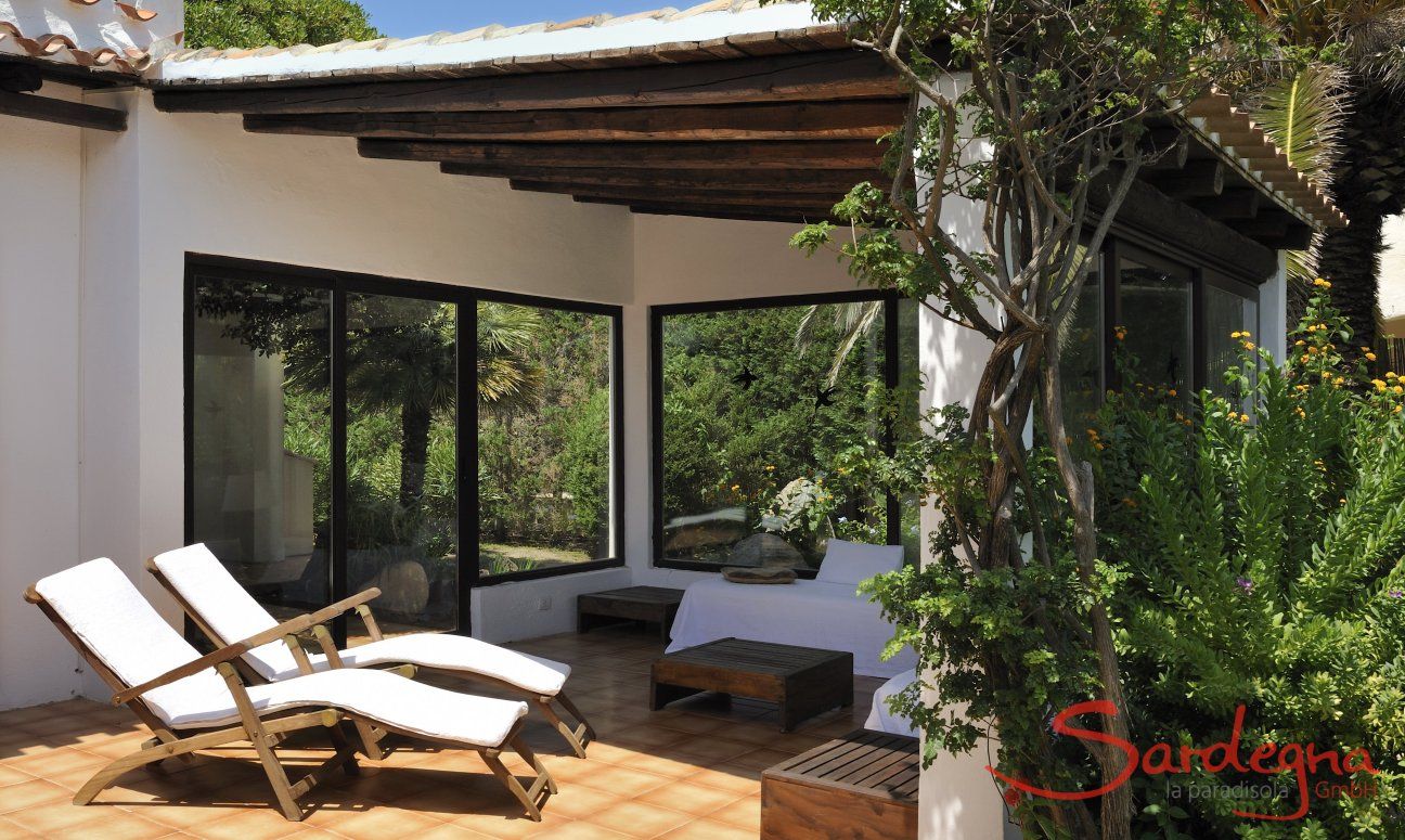 Villetta 12 | Roofed lounge area with sunbeds Roofed lounge area with sunbeds