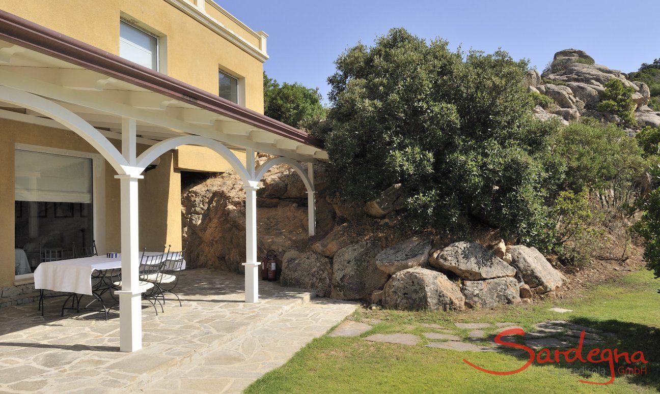 Villa Aquila Giardino | A large covered terrace in front of the living room for outdoor living Villa Aquila Giardino