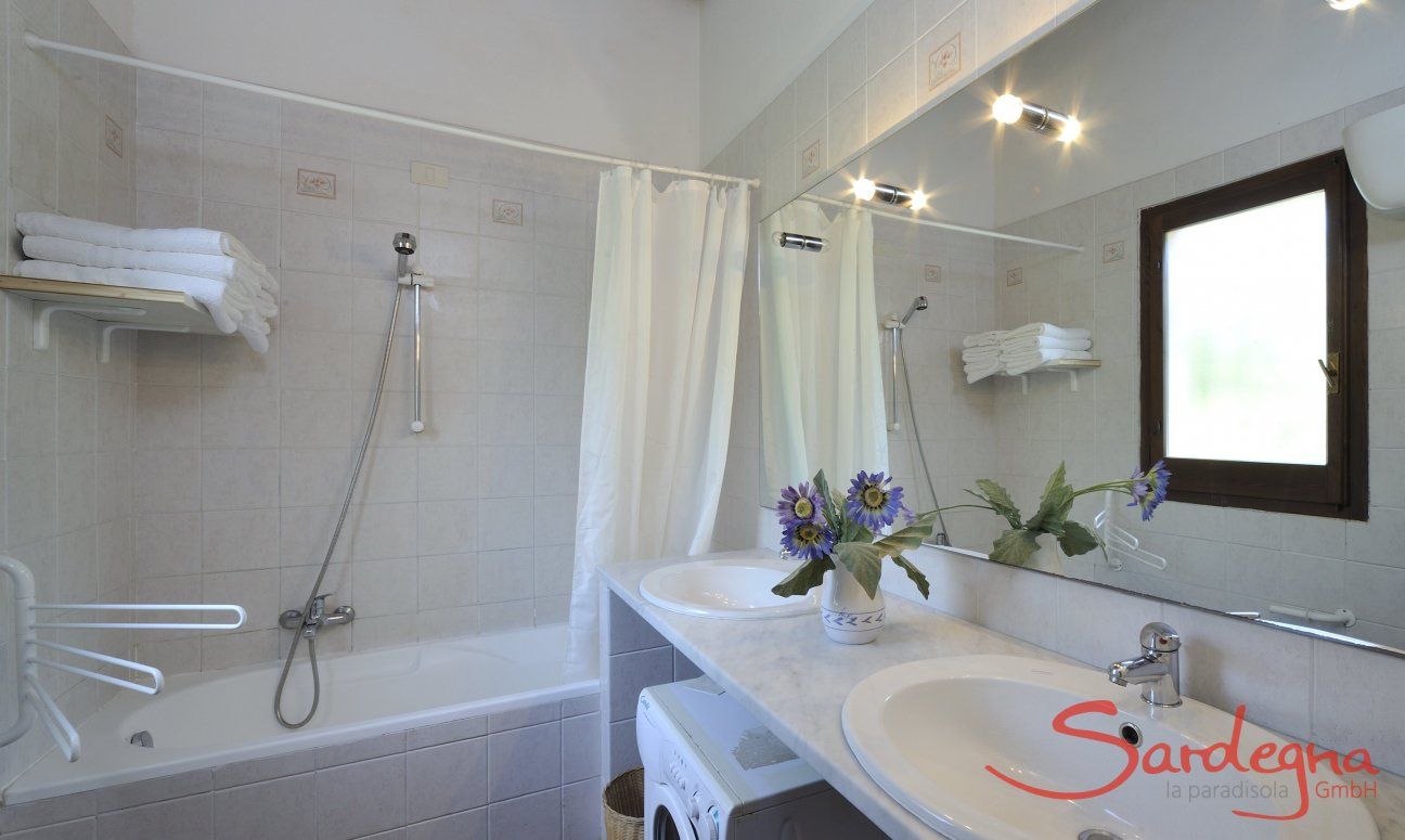 Villa Fiori 3 | Bathroom with bathtub, two sinks and washing machine Bathroom with bathtub, two sinks and washing machine