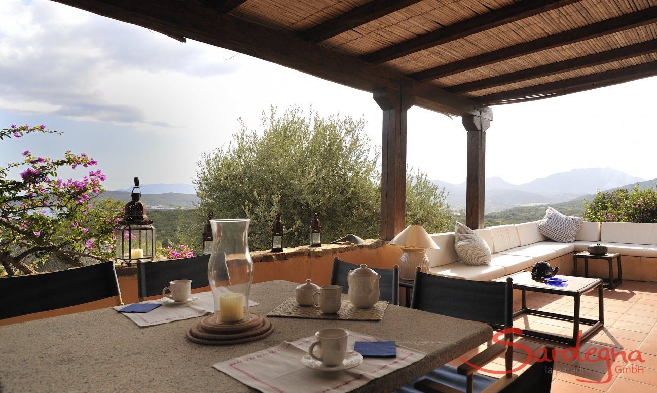 Apartment Country Club 1 | Terrace with stone table and lounge area Terrace with stone table and lounge area