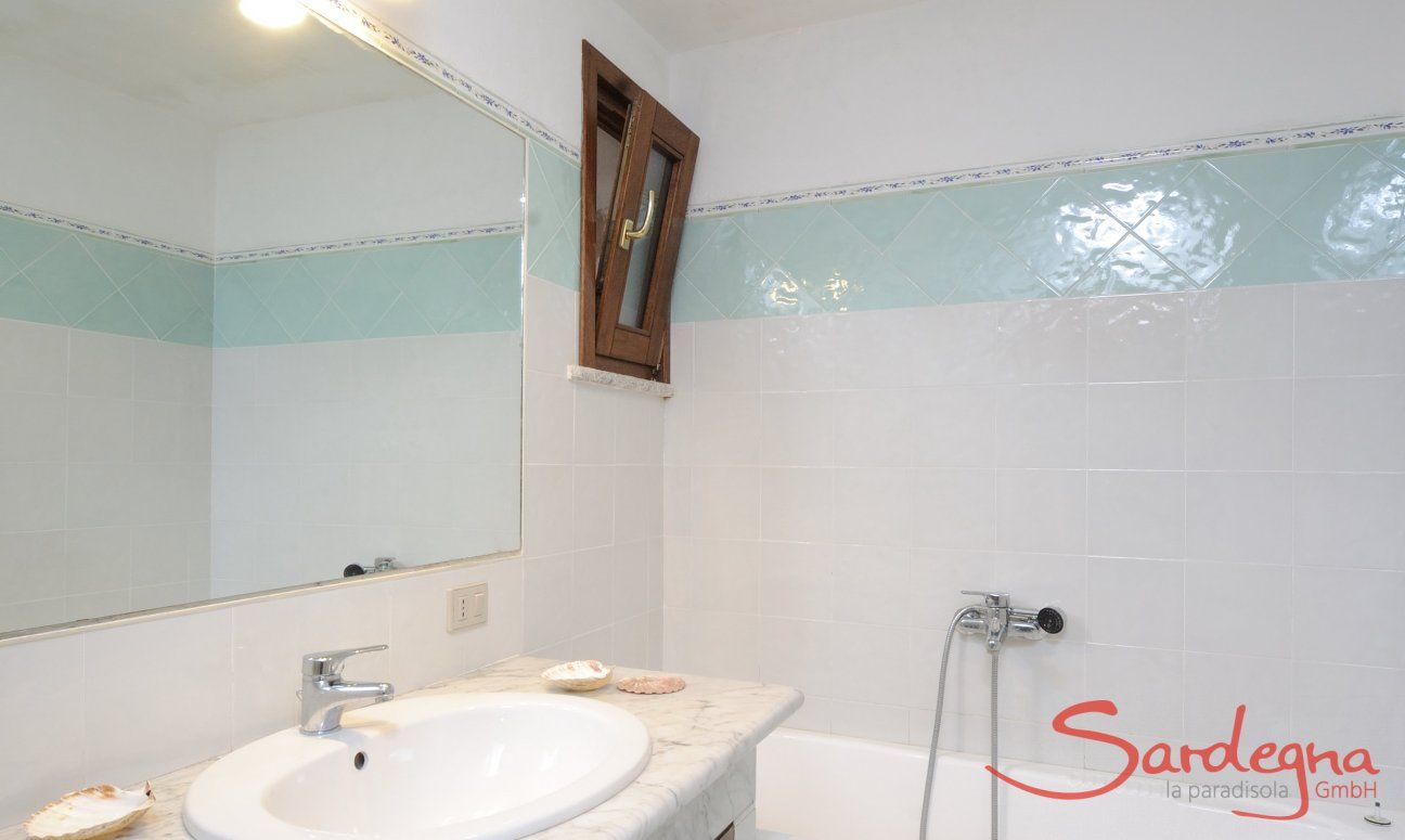 Villa Cala Ginepro | Bathroom 2 (downstairs) with bathtube Bathroom 2 (downstairs) with bathtube