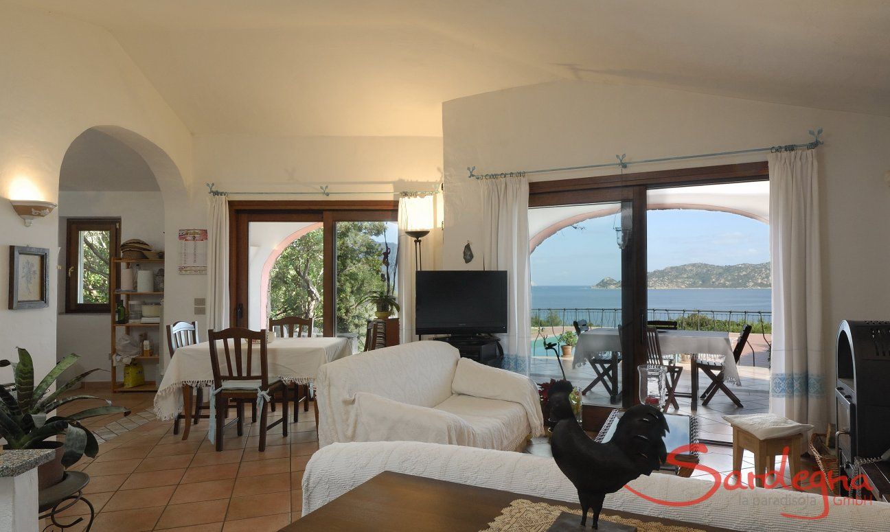 Villa Cala Ginepro | Bright living room with terrace access and sea view Bright living room with terrace access and sea view
