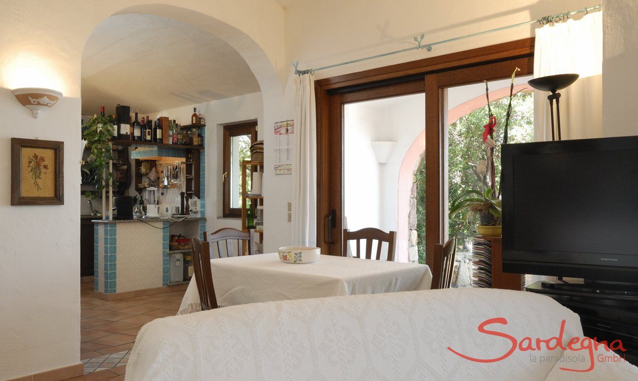 Villa Cala Ginepro | Living room with view towards the kitchen Living room with view towards the kitchen