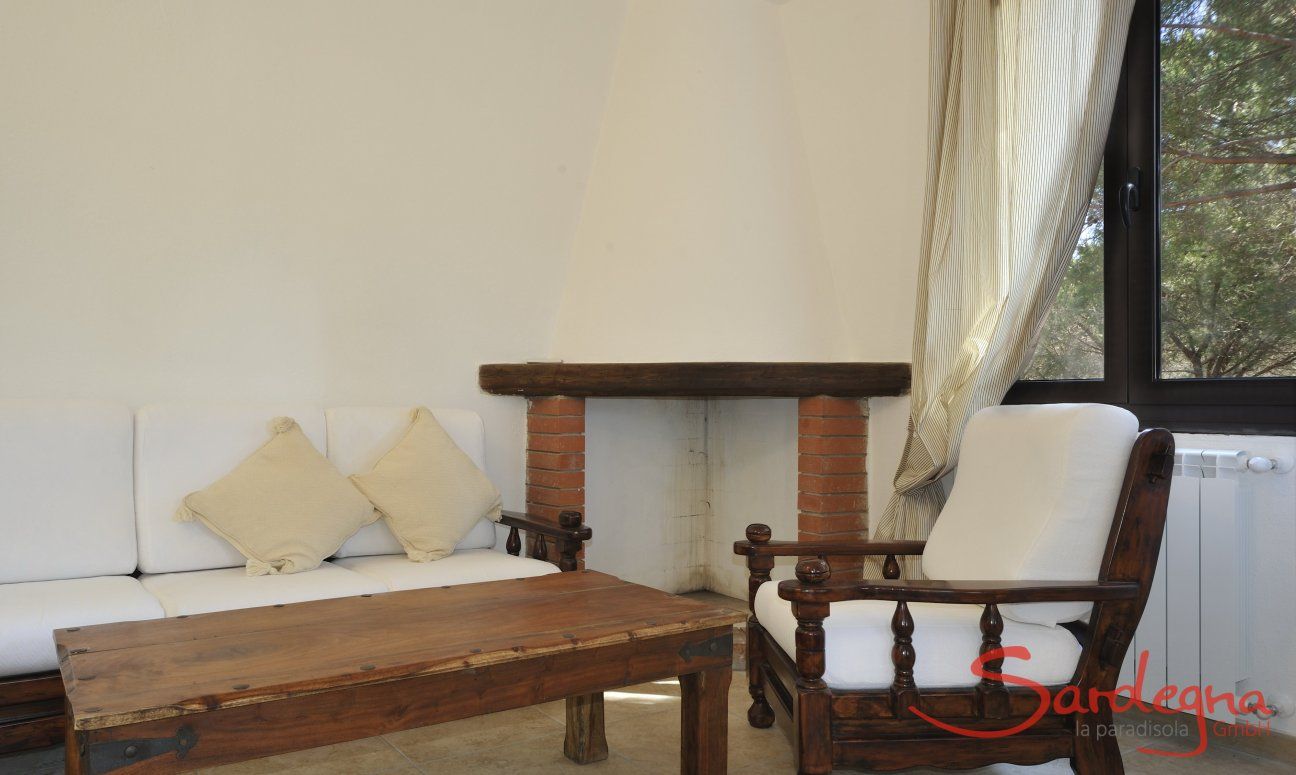 App. Pino | Fireplace and sofa Fireplace