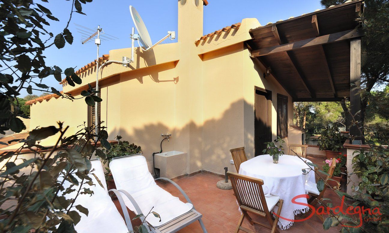 App. Pino | Terrace with sun loungers and dining table Sardinia
