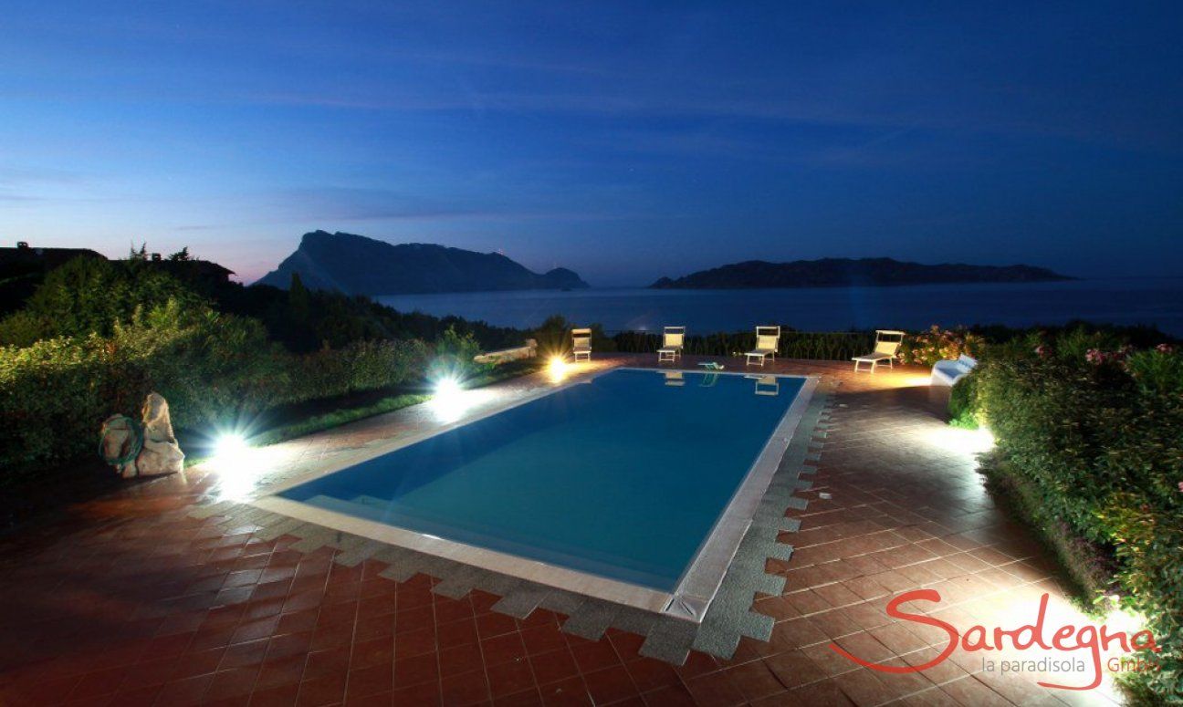 Villa Cala Ginepro | Private pool of the villa by night Prive pool of the villa by night