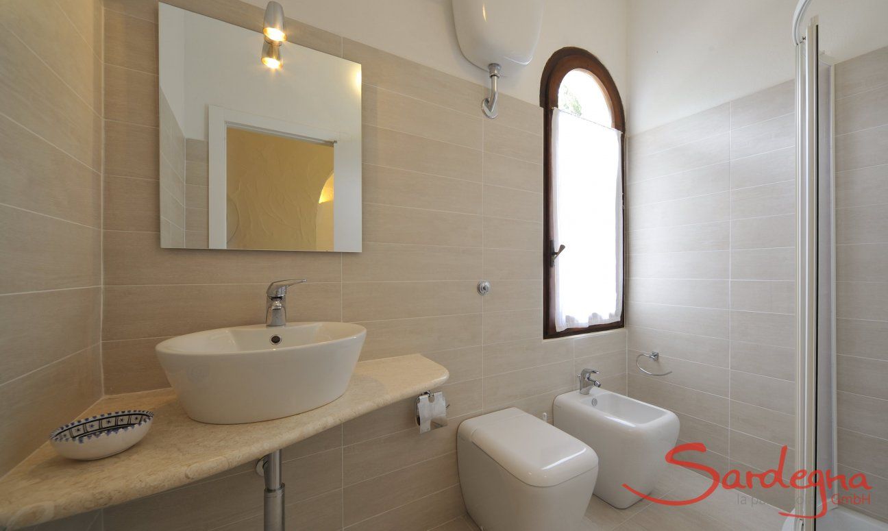 Modern and bright bathroom 2 with shower and bidet 