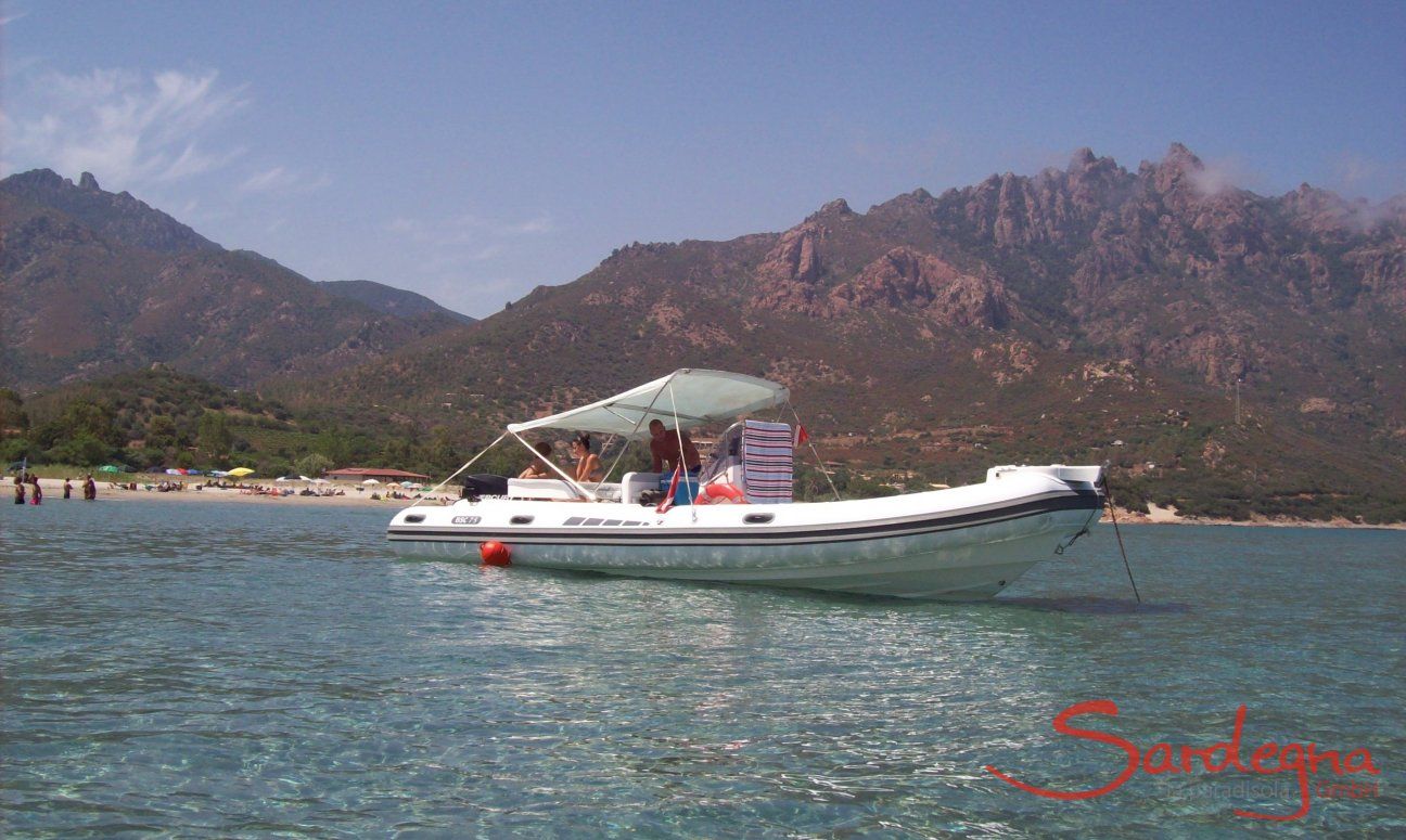 Motorboat Excursions | Break in a bay with the rented rubber dingee Sardinia