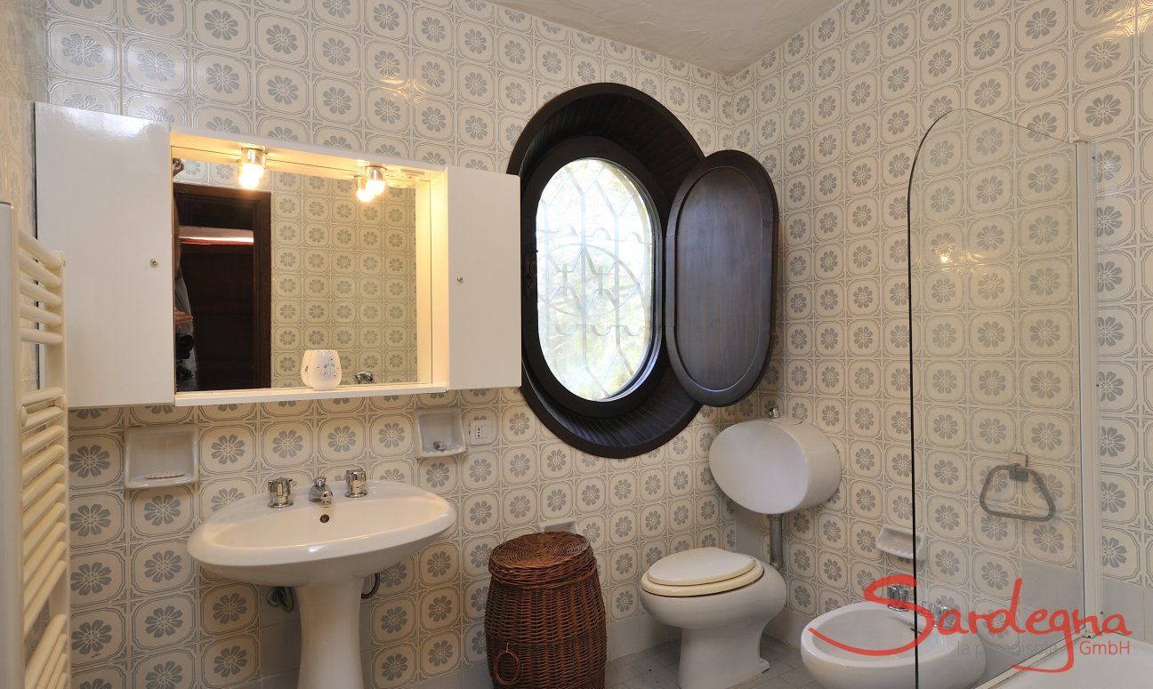 Villa Su Faru 1 | Bathroom 1 first floor with bathtub Bathroom 1 first floor with bathtube