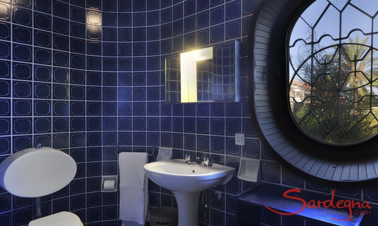 Villa Su Faru 1 | Bathroom 2 first floor with bathtub Bathroom 2 first floor