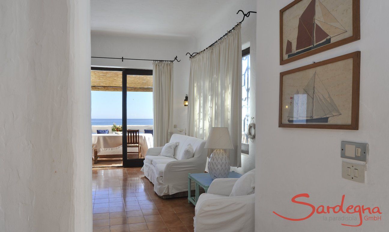 Villa Su Faru 1 | View of the living room, the terrace and the sea View of the living room of the terrace and of the sea