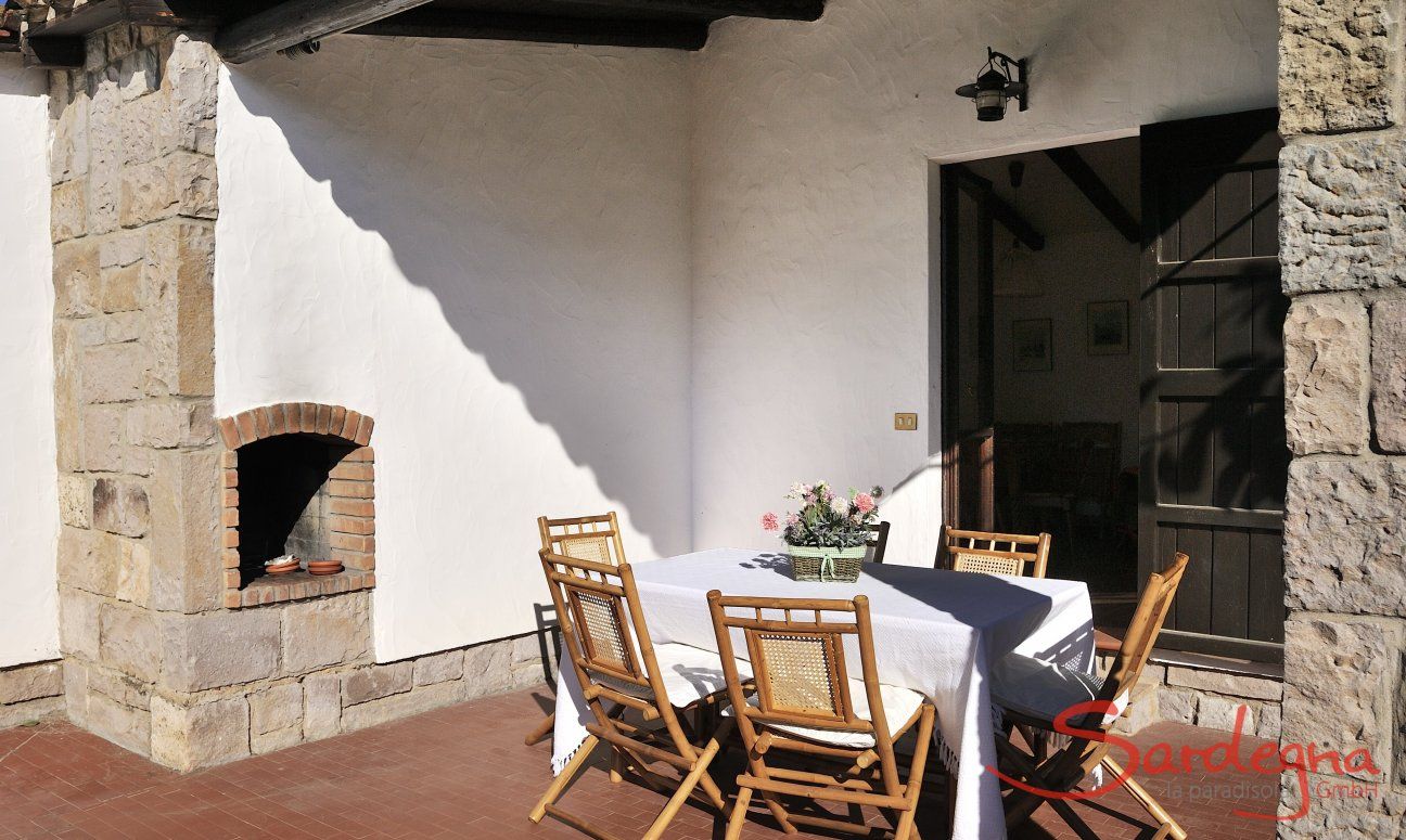 Su Faru 4 | Covered terrace with dining table Covered terrace with dining table