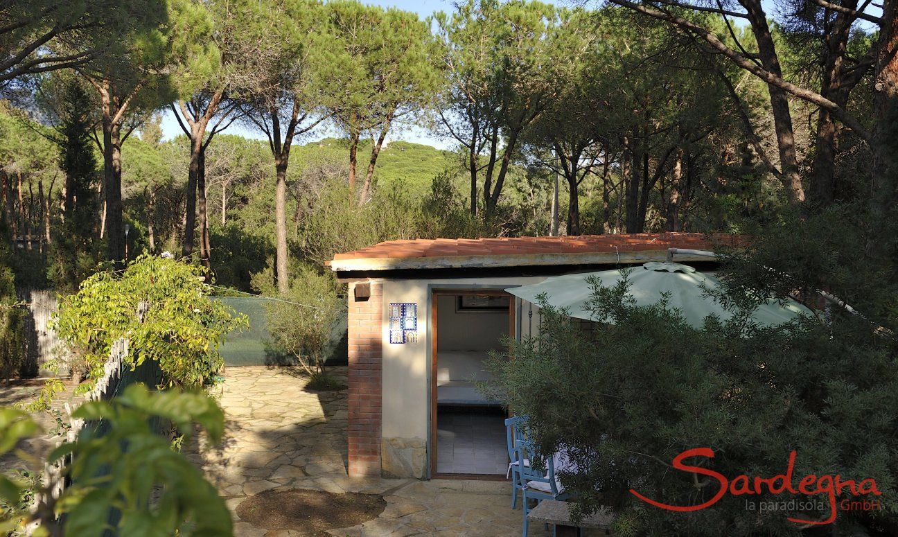 Villetta Pino | Parking and entranco of the little house Villetta Pino