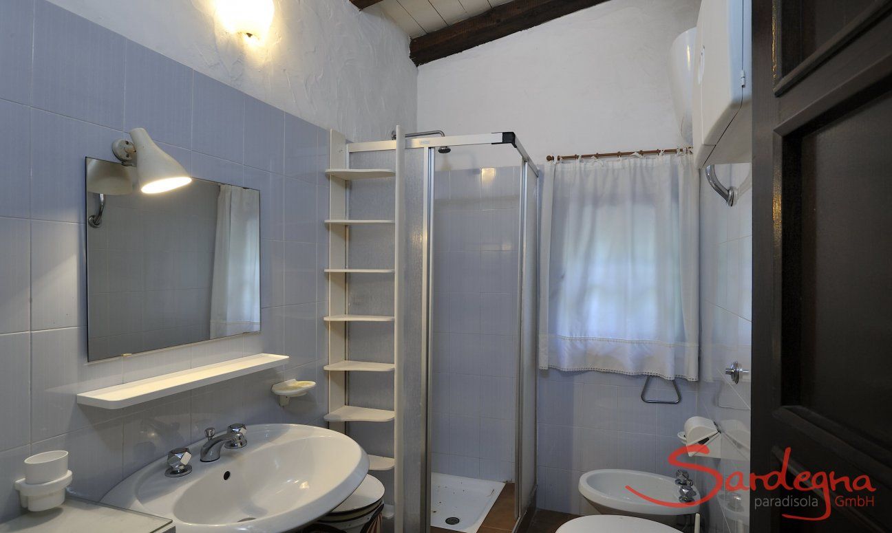 Su Faru 4 | Bathroom 1 with shower and bidet Bathroom 1 with shower and bidet