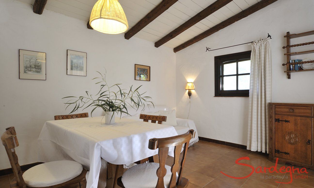 Su Faru 4 | Dining room in the living area Dining room in the living area