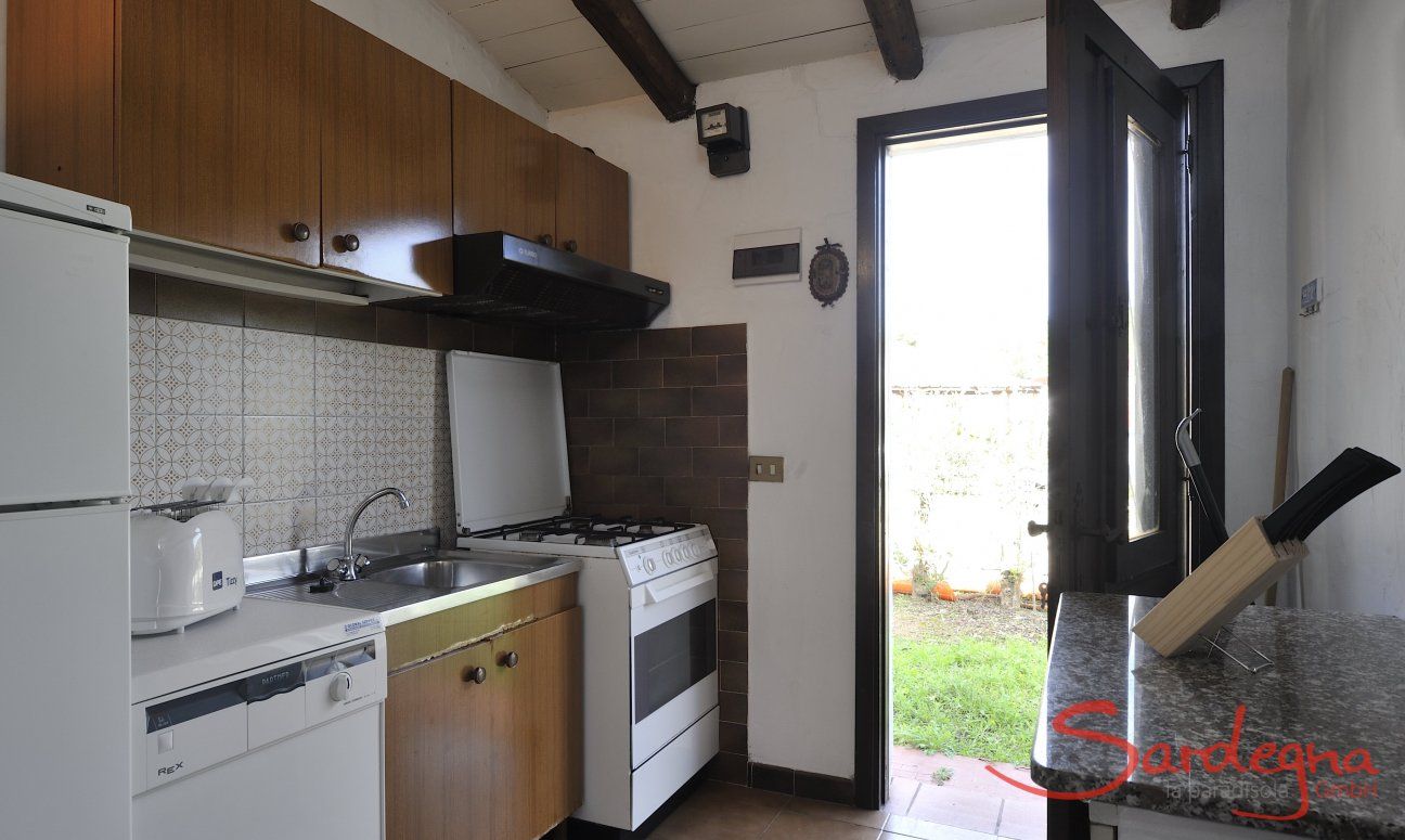 Su Faru 4 | Kitchen with all essential devices and garden access Kitchen with all essential devices and garden access