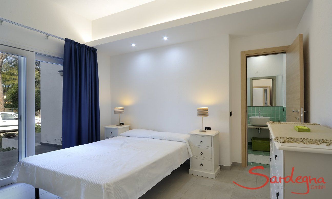 Apartment Cala Liberotto I | Bedroom 1 with double sized bed and ensuite-bathroom Bedroom 1 with double sized bed and ensuite-bathroom