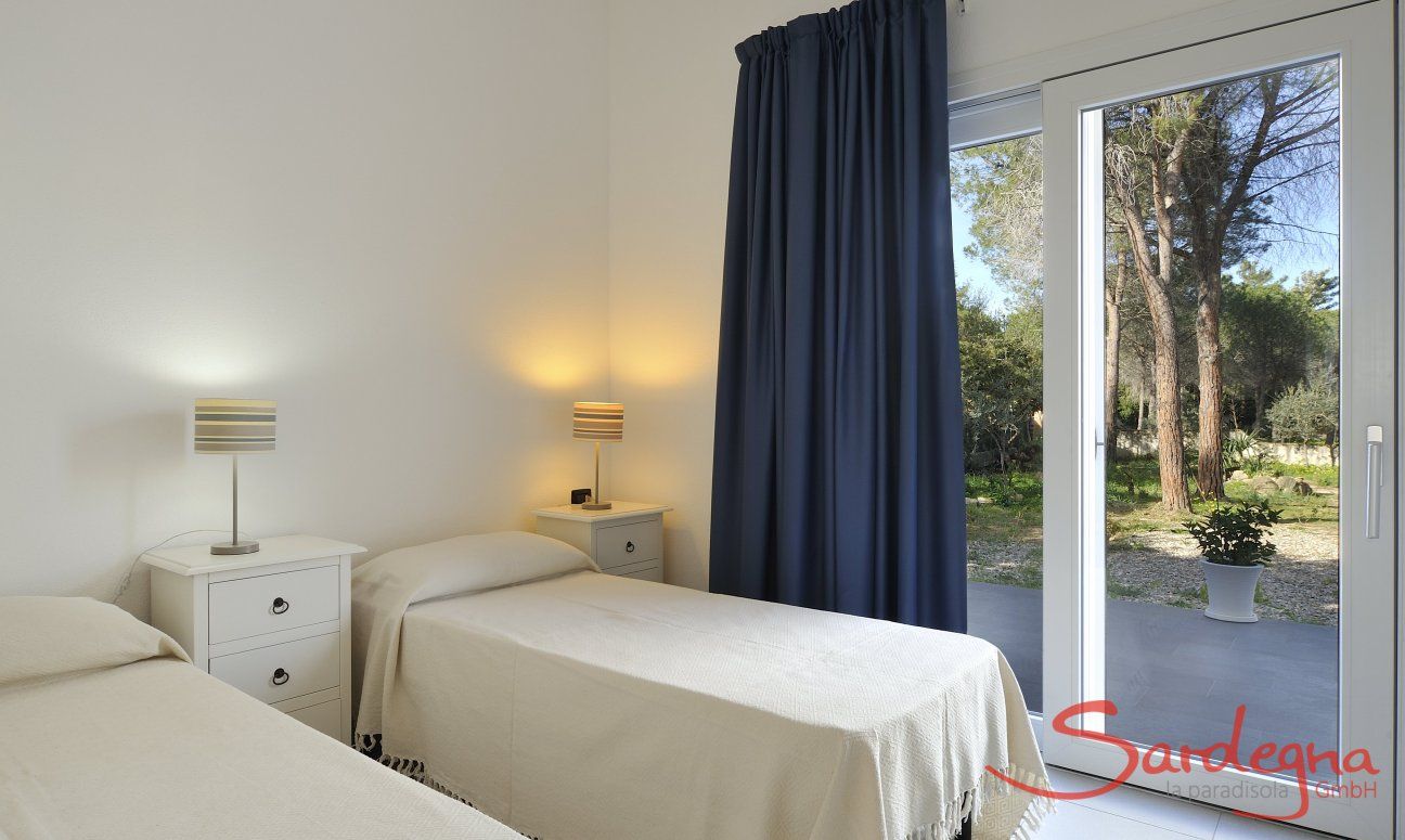 Apartment Cala Liberotto I | Bedroom 2 with two single beds and garden access Bedroom 2 with two single beds and garden access