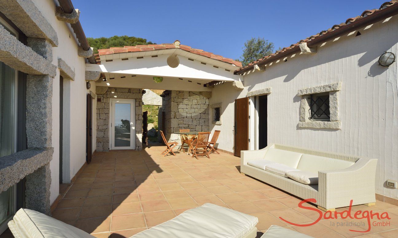 Li Conchi 25 | The inner terrace with sofa, sunbeds and dining table become an outdoor living room Li Conchi 25