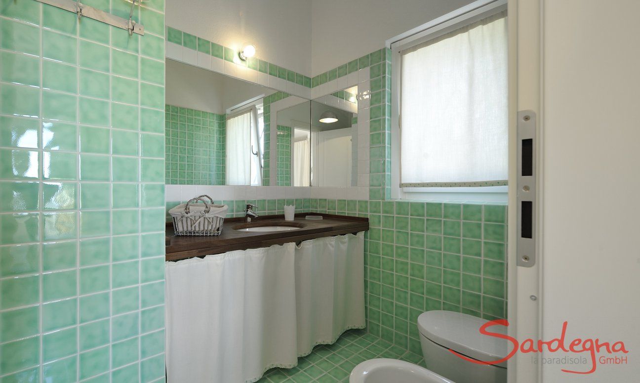 Li Conchi 25 | Ensuite bath with shower from bedroom 1 Sardinia