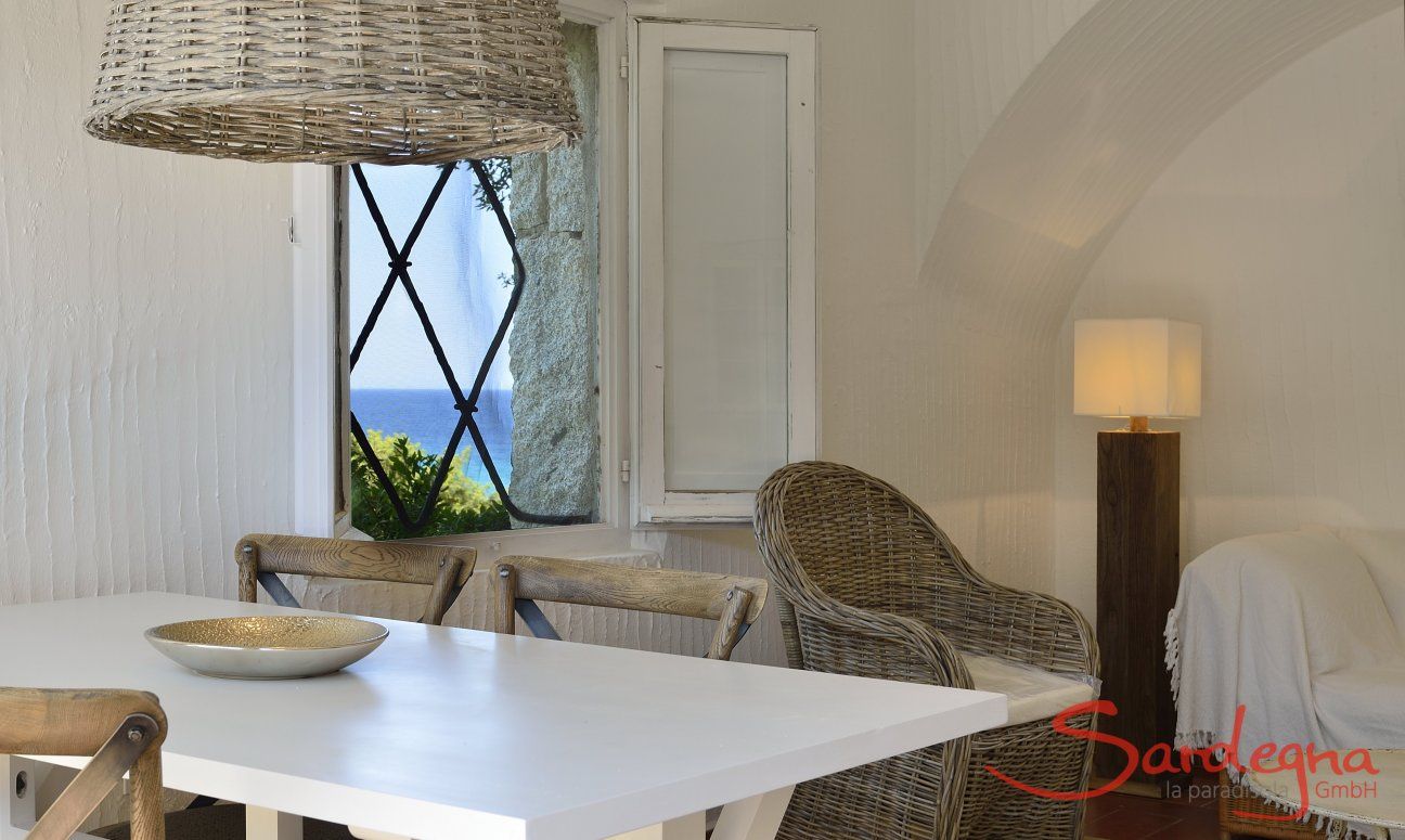 Casa 2 | Dining table with sea view Living room