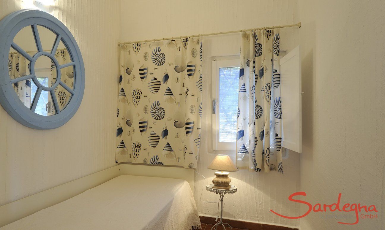 Casa 2 | Bedroom with two single beds, perfect for kids, one on each side of the patio Bedroom with 2 single beds