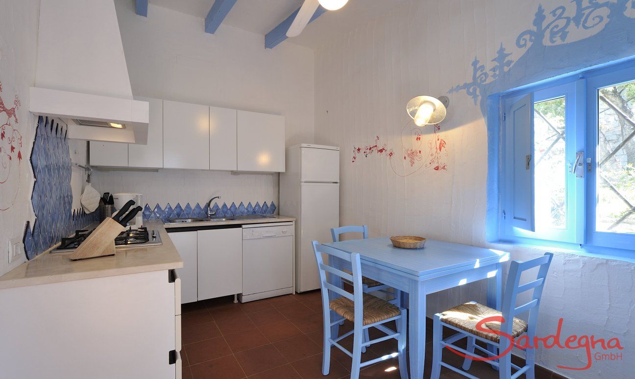 Fully equipped kitchen with a small dining table  Casa 20, Sant Elmo