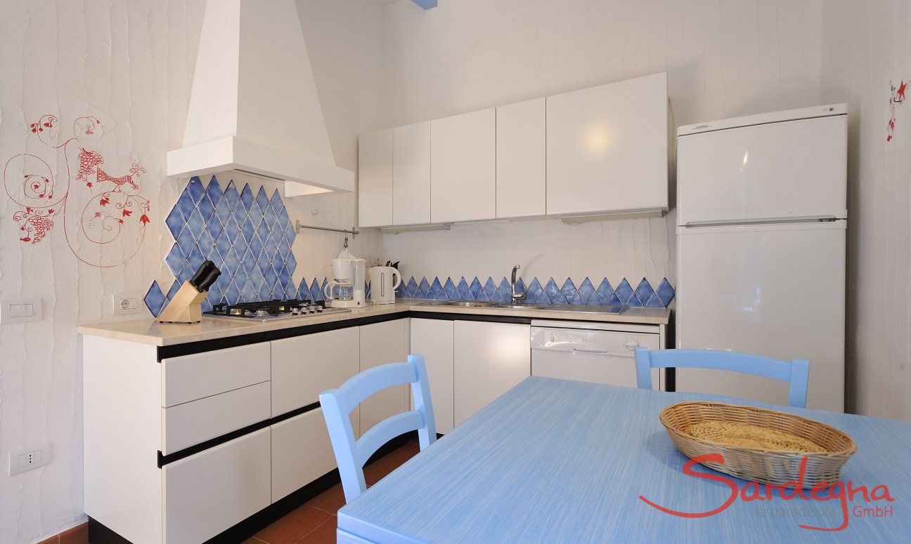 Kitchen with gas stove, washing machine, fride and dining table  Casa 20, Sant Elmo
