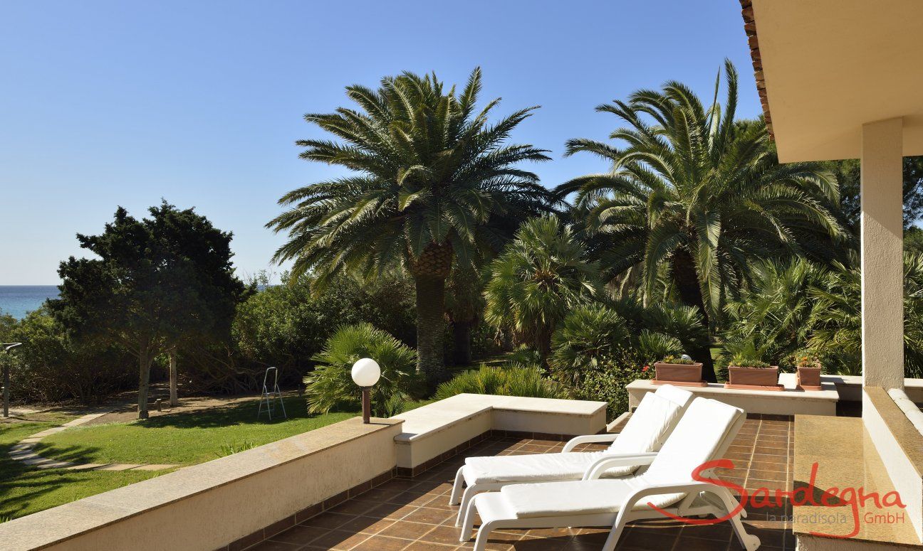 Villa Nautilus | Large terrace with sunbeds, perfect for relaxing Large terrace with sunbeds, perfect for relaxing