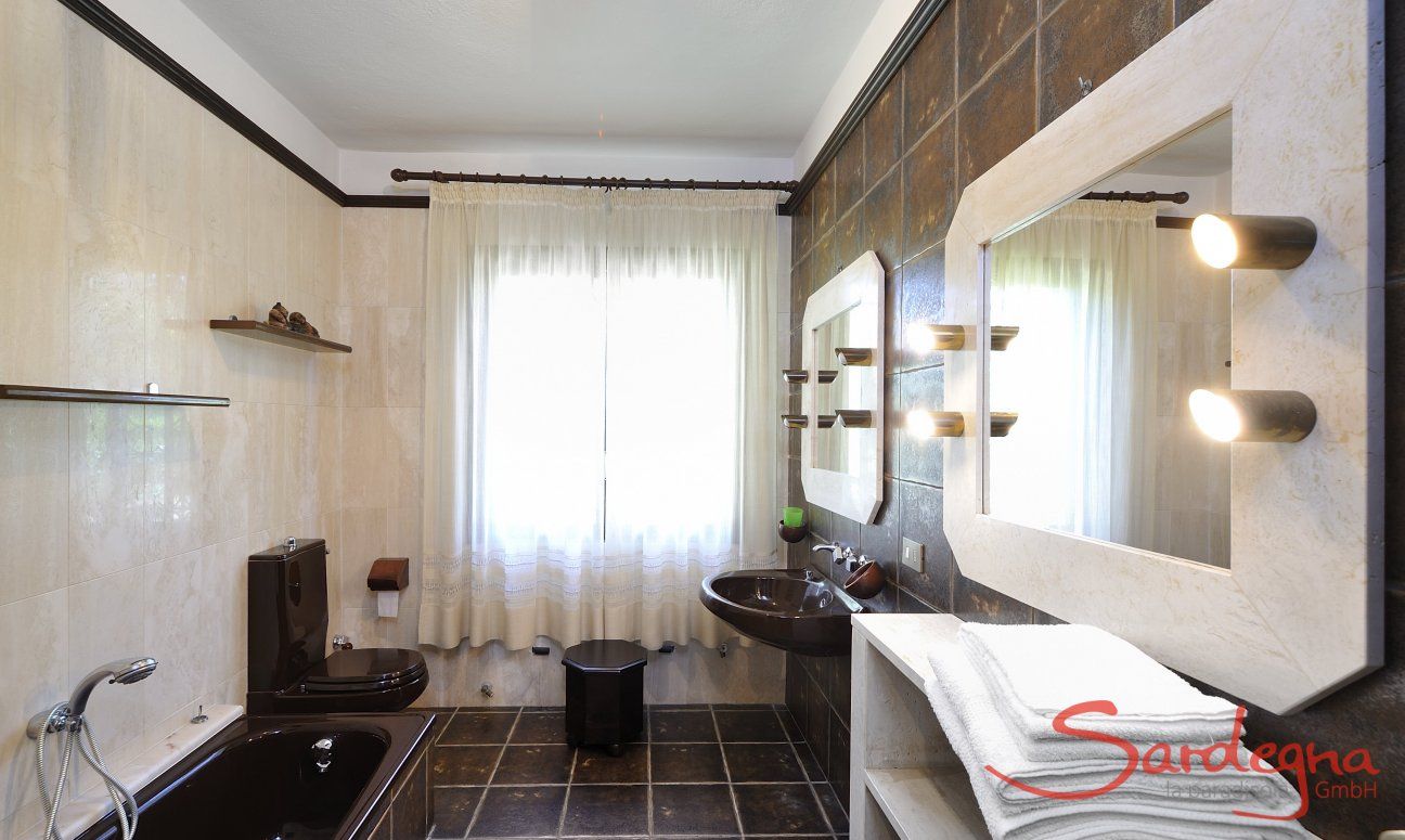 Villa Nautilus | Bathroom 1 with bathtub Modern bathroom 1 with bathtube