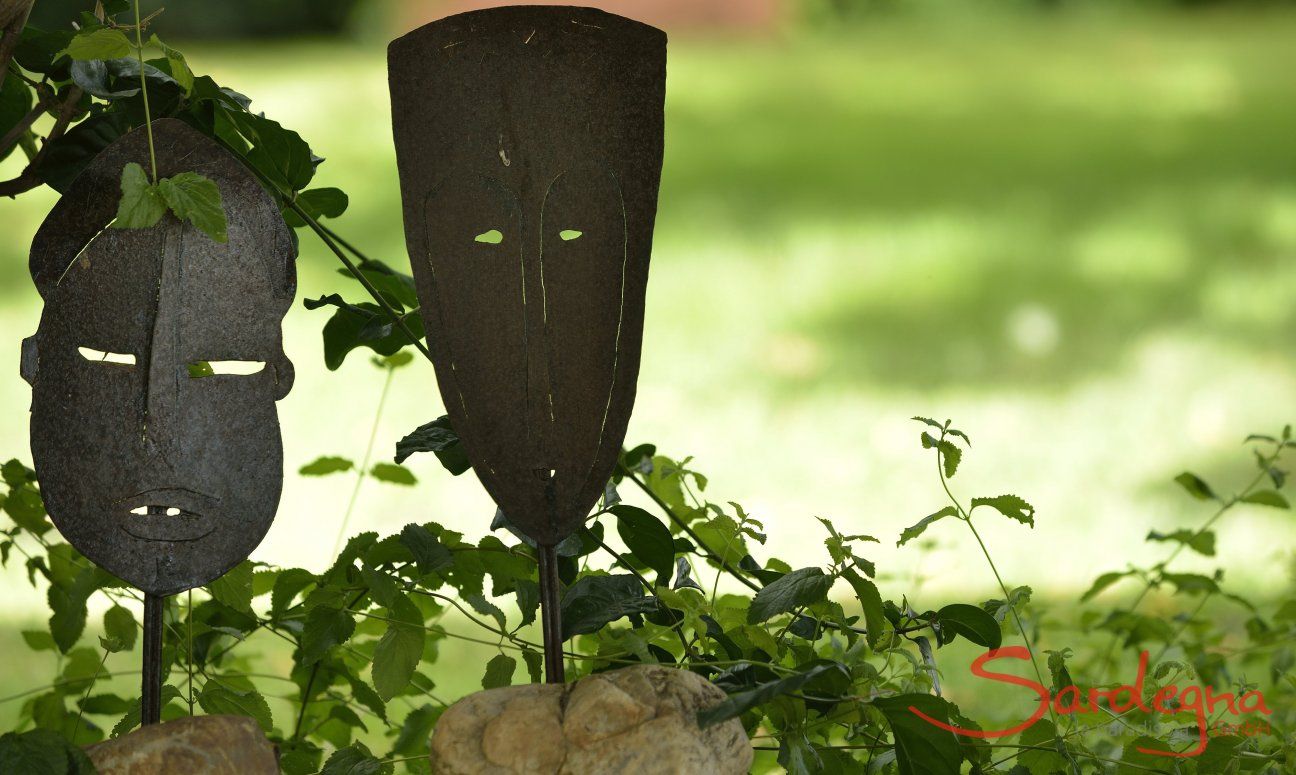 Villa Ulivi 12 | Asian masks decorate the garden Details