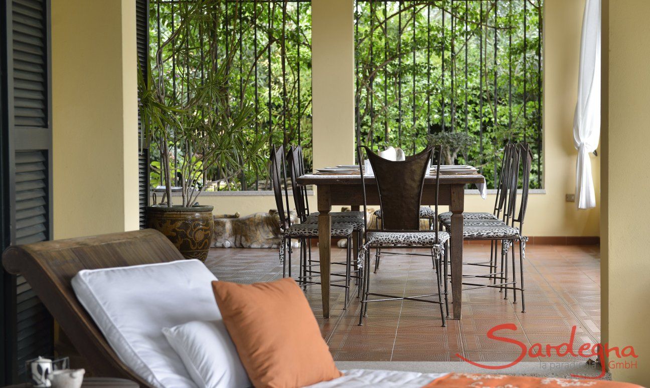 Villa Ulivi 12 | Covered terrace with dining table and lounge area Sardinia