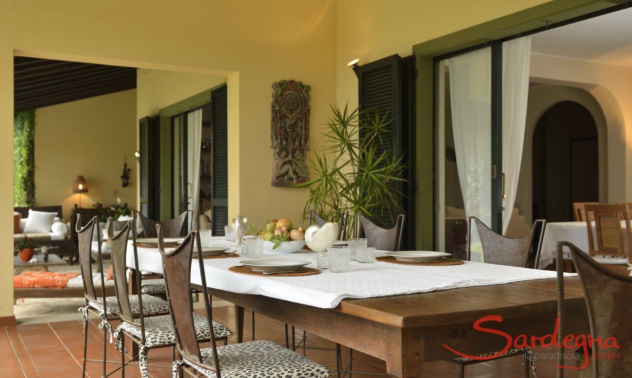 Villa Ulivi 12 | Sliding doors lead from the terrace directy into the living- and dining room Terrace