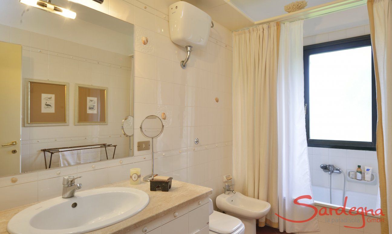 Villa Ulivi 12 | Bathroom 1 with bathtub Bathroom with bathtub