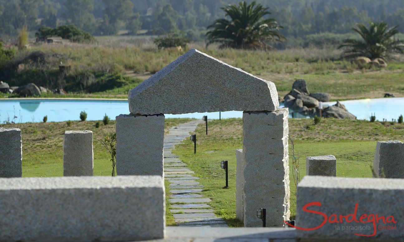 Arch in granite over the path that takes you to the pool of Li Conchi